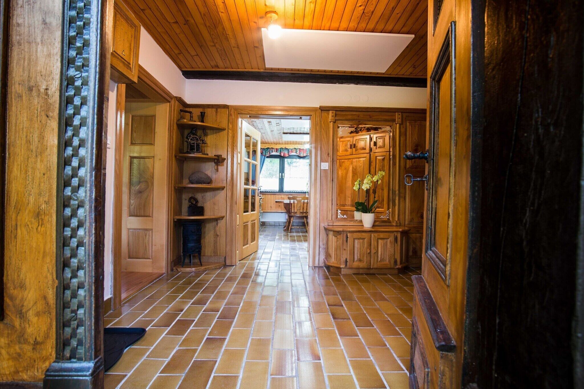 المنشأة من الداخل