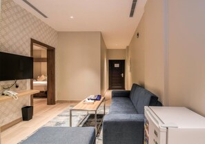 Suite, 2 Bedrooms | Living area