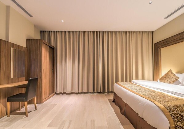 Suite, 1 habitación | Cortinas blackout, insonorización y tabla de planchar con plancha 
