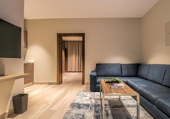 Suite, 1 habitación | Cortinas blackout, insonorización y tabla de planchar con plancha 