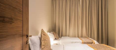 Rideaux occultants, chambres insonorisées, fer et planche à repasser