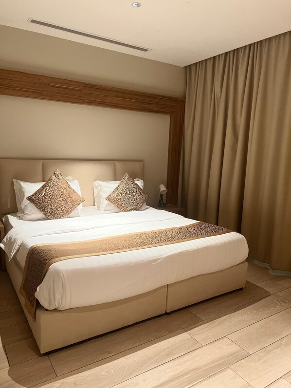 Suite, 3 habitaciones | Cortinas blackout, insonorización y tabla de planchar con plancha 