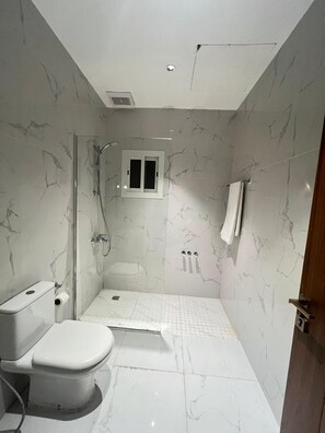 Economy Double Room | Bathroom
