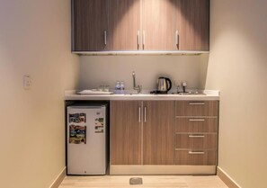 Suite, 1 habitación | Cortinas blackout, insonorización y tabla de planchar con plancha 