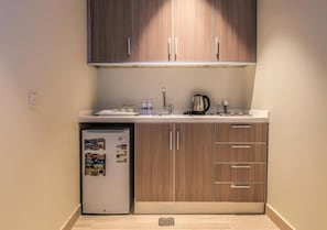 Suite, 1 habitación | Cortinas blackout, insonorización y tabla de planchar con plancha
