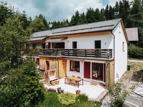 Stylish vacation home with fenced garden, private sauna and whirlpool