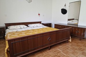 1 bedroom, iron/ironing board, internet