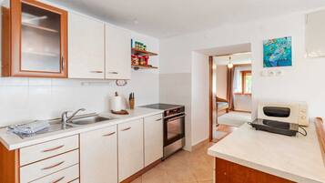 Frigorifero, microonde, forno, piano cottura