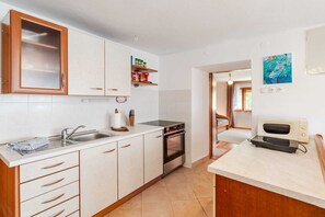 Réfrigérateur, four à micro-ondes, un four, surface de cuisson