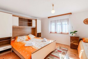 2 bedrooms, iron/ironing board, free WiFi