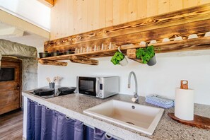 Réfrigérateur, four à micro-ondes, un four, surface de cuisson