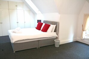 6 bedrooms, iron/ironing board, WiFi, bed sheets