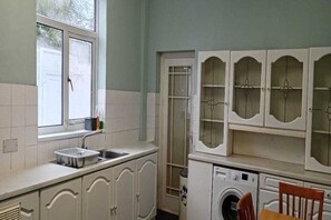 Microwave, oven, stovetop - Hull Contractor Lodge-Sleeps 10, Free Parking, Near Stadium (Kingston upon Hull)