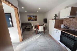 Réfrigérateur, four, plaque de cuisson, tables à manger