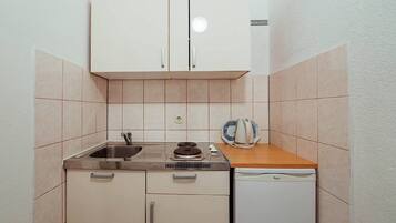 Frigorifero, piano cottura, tavolo da pranzo