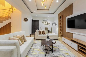 Apartment, Balcony | Living area