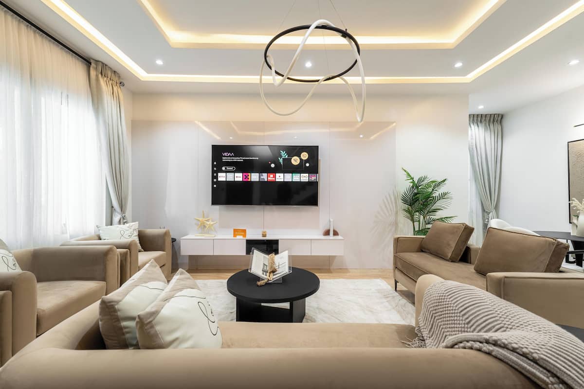 Appartement, balcon | Aire de séjour | Téléviseur à écran plat de 50 po avec télévision par satellite, Netflix
