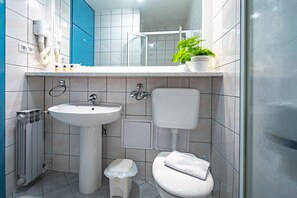 Shower, hair dryer - Hotel Issa - Twin Room Park View (Vis)