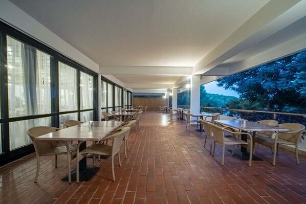 تناول الطعام بالخارج