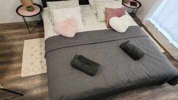 Travel crib, free WiFi