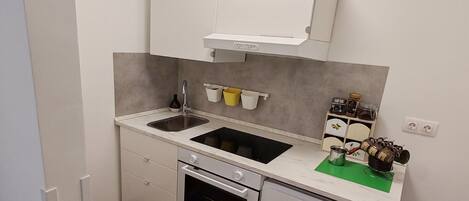 Kühlschrank, Ofen, Herdplatte, Wasserkocher mit Kaffee-/Teezubehör