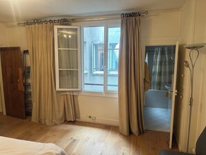 1 chambre, bureau, fer et planche à repasser, accès au Wi-Fi (inclus)