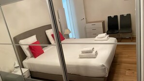 1 habitación, escritorio, tabla de planchar con plancha y wifi gratis 