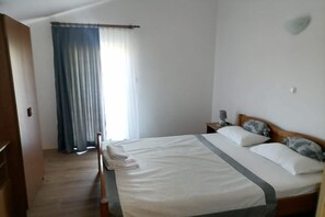 1 bedroom, travel cot, free WiFi - Apartments Libertas - One Bedroom Apartment with Terrace and Sea View - (5) (Rogoznica)
