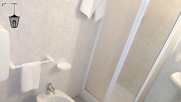 Camera singola | Bagno | Doccia, asciugamani, sapone, shampoo