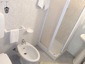 Habitación individual | Baño | Regadera, toallas, jabón, shampoo