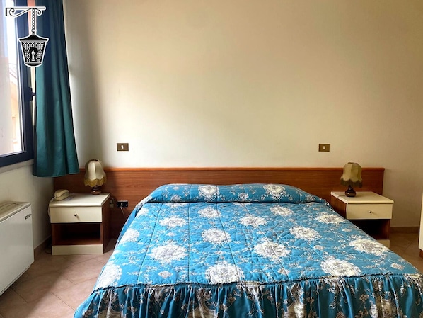 Habitación con 1 cama matrimonial o 2 individuales | Escritorio y espacio para trabajar con laptop