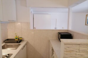 Réfrigérateur, plaque de cuisson, tables à manger