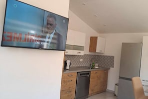 Køleskab, mikrobølgeovn, kogeplade, opvaskemaskine