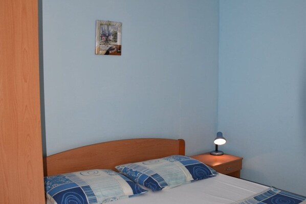 1 bedroom, travel cot, free WiFi
