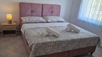 1 bedroom, travel crib, WiFi (free)