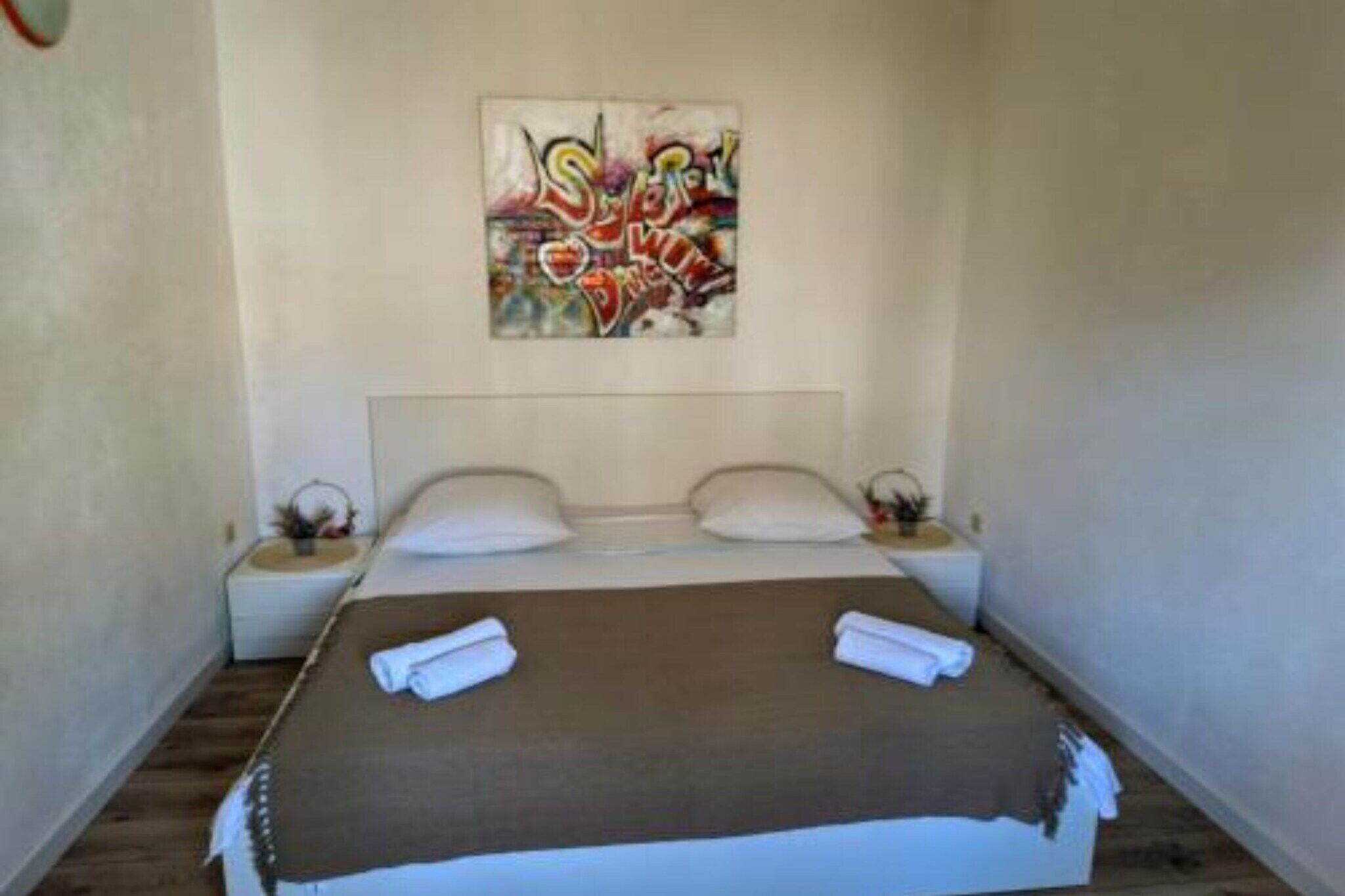 Travel cot, free WiFi