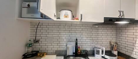 Comfort Studio, 1 Katil Ratu (Queen), Non Smoking, City View | Dapur kecil peribadi | Peti sejuk mini, ketuhar gelombang mikro, dapur, cerek elektrik