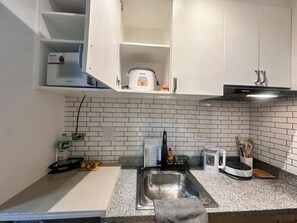 舒适开间, 1 张大床, 无烟房, 城市景观 | 私人简易厨房 | 迷你冰箱、微波炉、炉灶、电热水壶
