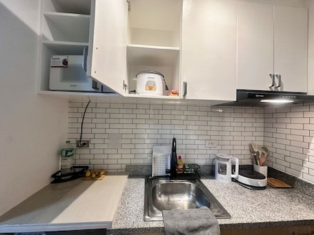 Comfort Studio, 1 Queen Bed, Non Smoking, City View | Private kitchenette | Mini-fridge, microwave, stovetop, electric kettle