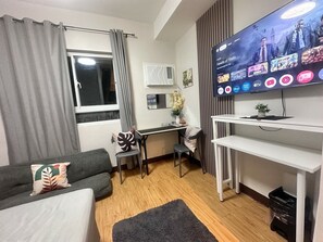 舒适开间, 1 张大床, 无烟房, 城市景观 | 起居区 | 50-英寸智能电视（配备数码频道）