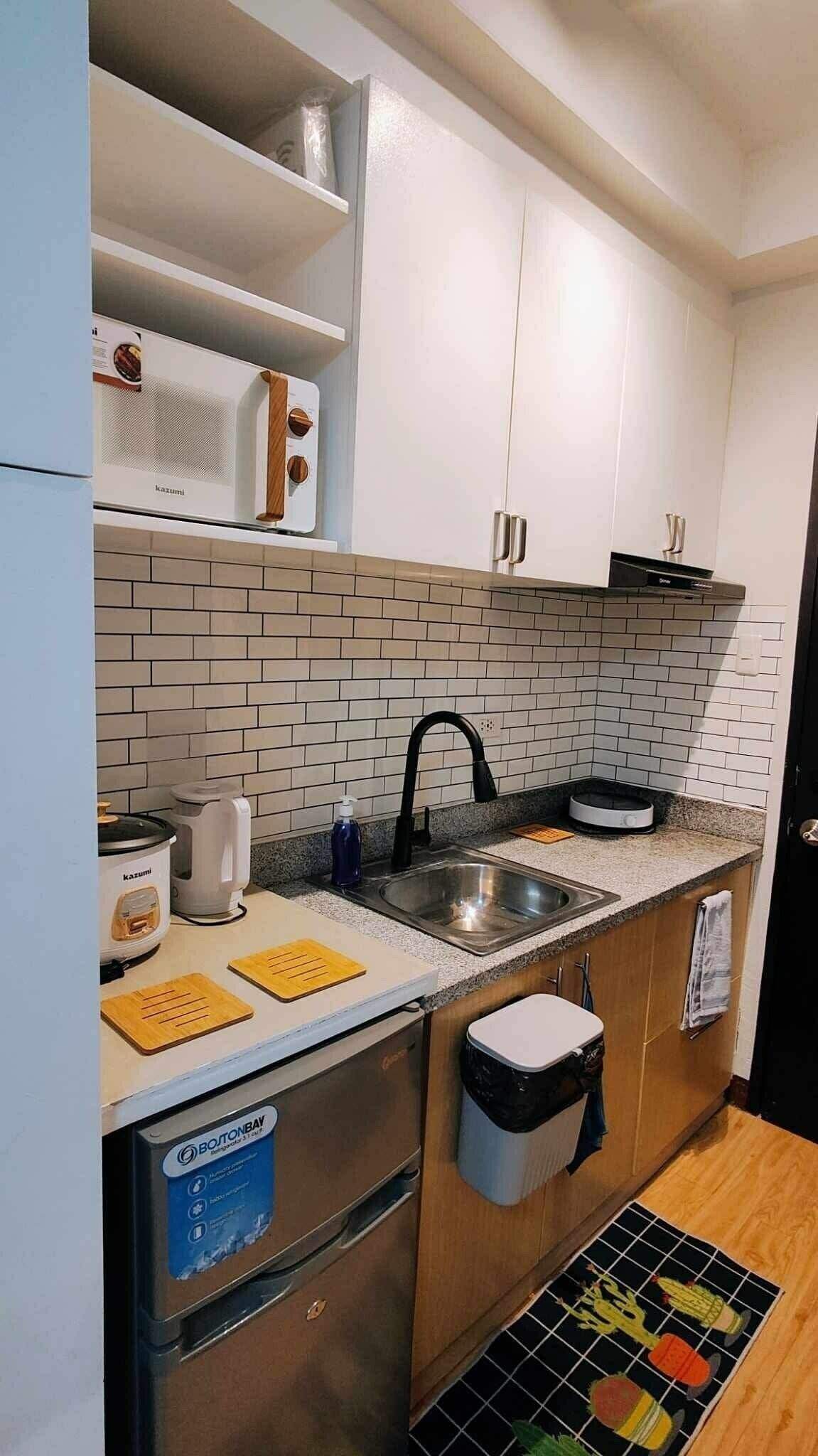 Comfort Studio, 1 Queen Bed, Non Smoking, City View | Private kitchenette | Mini-fridge, microwave, stovetop, electric kettle