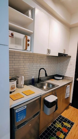 Comfort Studio, 1 Queen Bed, Non Smoking, City View | Private kitchenette | Mini-fridge, microwave, stovetop, electric kettle