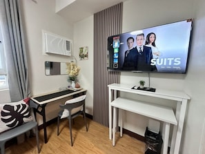 Comfort Studio, 1 Queen Bed, Non Smoking, City View | Living area | 50-inch Smart TV with digital channels