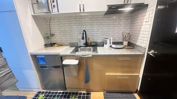 Comfort Studio, 1 Queen Bed, Non Smoking, City View | Private kitchenette | Mini-fridge, microwave, stovetop, electric kettle