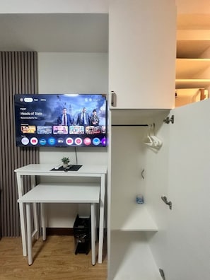 Comfort Studio, 1 Queen Bed, Non Smoking, City View | Living area | 50-inch Smart TV with digital channels