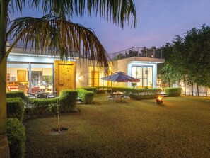 Fassade der Unterkunft – Abend/Nacht