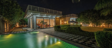 Voorkant accommodatie - avond/nacht