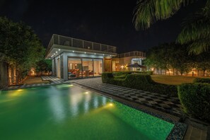 Voorkant accommodatie - avond/nacht