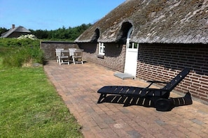Terrace/patio - Holiday home in Ulfborg with swimming pool (Ulfborg)