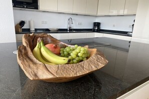 Réfrigérateur, four à micro-ondes, un four, surface de cuisson